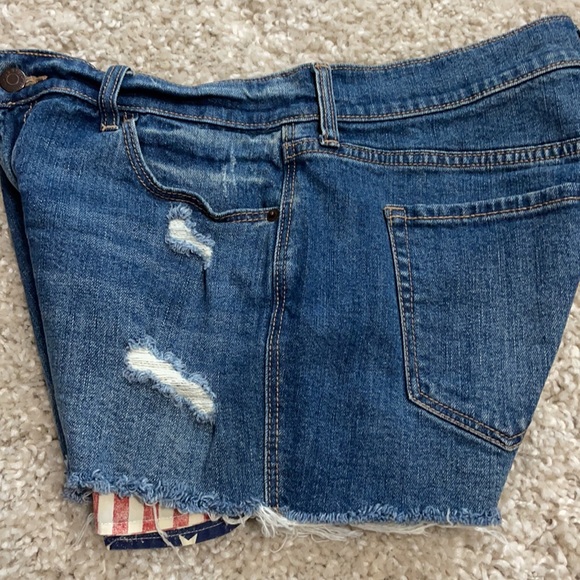 Old Navy Boyfriend Mid Rise Shorts - Picture 3 of 4